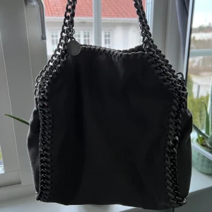 Grå Stella väska 💖💖💖 - Säljer min gråa väska från Stella McCartney i modellen mini! 