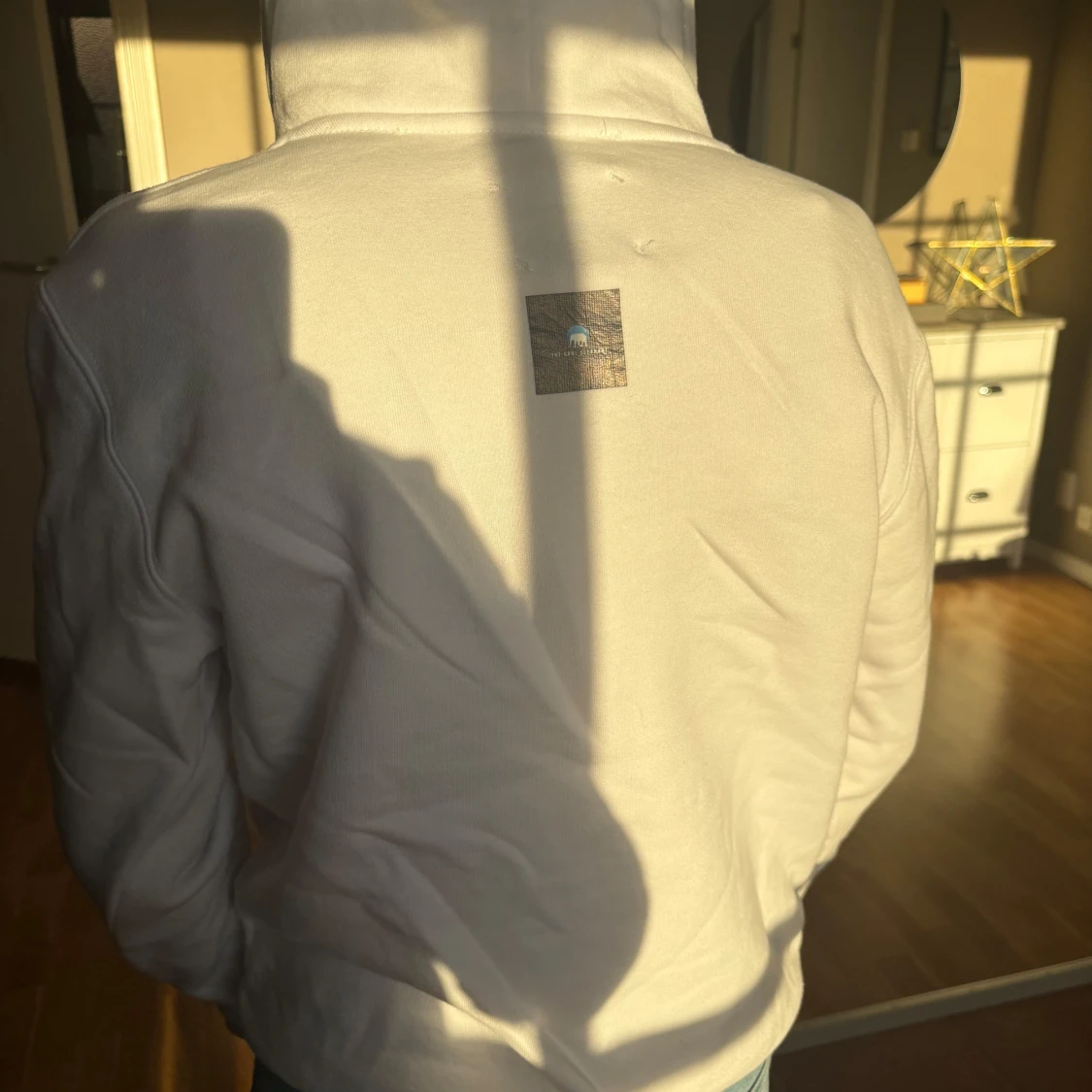 Vit hoodie med rosa tryck - 90