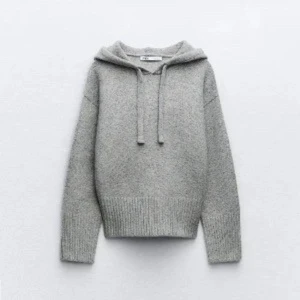 Grå stickad hoodie - Säljer en mysig grå stickad hoodie ifrån Zara!💞(andra bilden är lånad) 