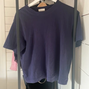 Mörkblå t-shirt från Gina Tricot - Säljer en mörkblå t-shirt från Gina Tricot. Den har en klassisk rund hals och korta ärmar, perfekt för en avslappnad stil. T-shirten är en del av deras 'basically basics' kollektion.