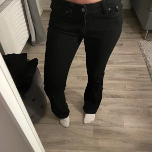 Svarta low waist jeans  - Säljer dessa snygga lågmidjade jeansen ifrån junkyard. Dom är i nyskick. 