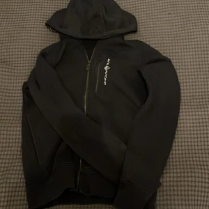 Sail racing hoodie - Svart sail racing hoodie storlek xs