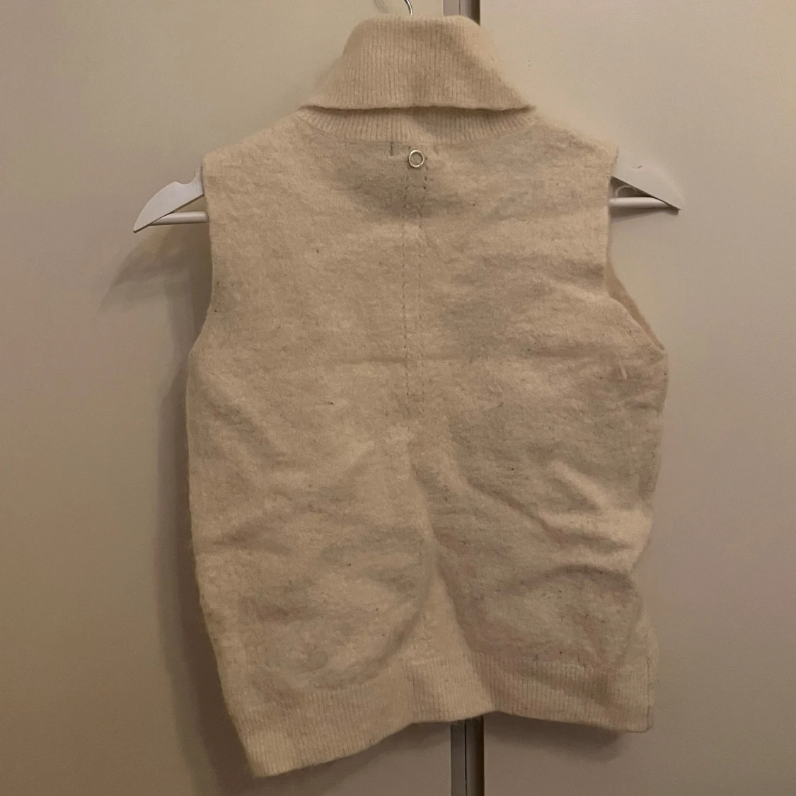 Cremevit stickad polotröja - 90