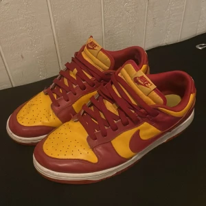Nike SB Dunk Midas Gold (Röd & Gul) - Säljer dessa riktigt sköna Dunks i mycket bra skick. Storlek 44. Pris kan diskuteras.
