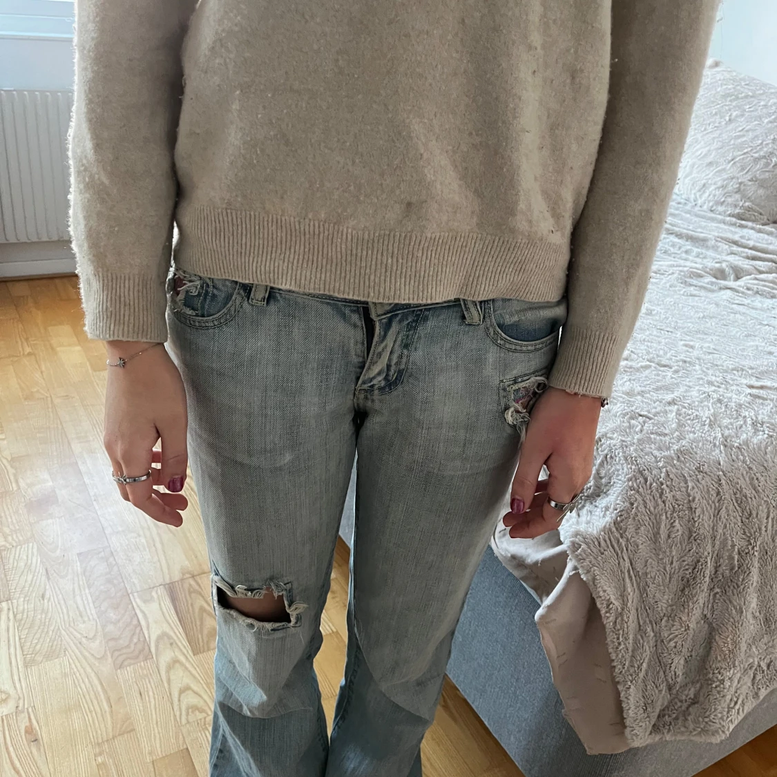 Ljusblå jeans med slitningar - 91