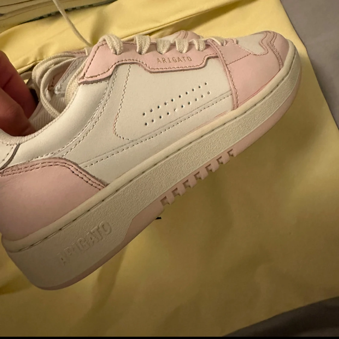 Vita och rosa dice lo sneakers från Axel Arigato helt nya - 1