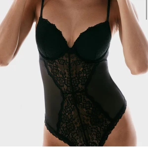 Svart spetsbody från H&M - Svart spetsbody från H&M💕Endast testad, prislapp finns kvar