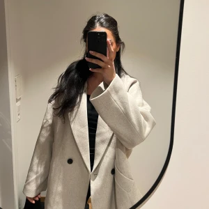 Beige ull kappa  - Snygg beige kappa från Lindex i storlek XL. Köptes för 999kr 🩷