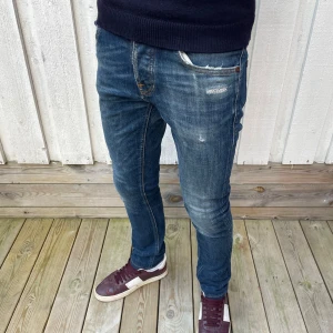 GRIM TIM MED SLITNINGAR - Säljer nu dessa sjukt feta nudie jeans i en galen colorway och med unika slitningar! Passformen sitter slim! Uppsydda från 29/32 till 29/30! Lagningar i skrevet som jag tycker bidrar till den unika looken! Hör av dig vid frågor! 👑✌️