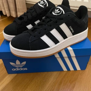 Helt Nya Oanvända Svarta Adidas Campus - Helt nya och oanvända adidas campus. Säljs då jag köpte fel färg och butiken skulle stänga igen, så inga returer eller gällde.