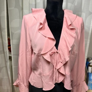 Super snygg blus - I super bra skick, använd någon gång, strl M. Obs att provdocka har strl XS/S och blusen sitter utmärkt på.