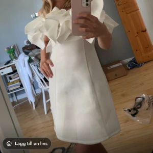 Studentklänning - Superfin och unik klänning från asos som endast är använd en gång på studenten🤍pris kan såklart diskuteras!!