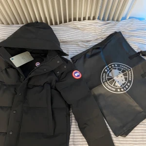 Svart dunjacka från Canada Goose - Säljer en svart dunjacka från Canada Goose. Jackan har bara används några gånger. Perfekt för kalla vinterdagar. Kontakta mig vid frågor eller mer bilder!