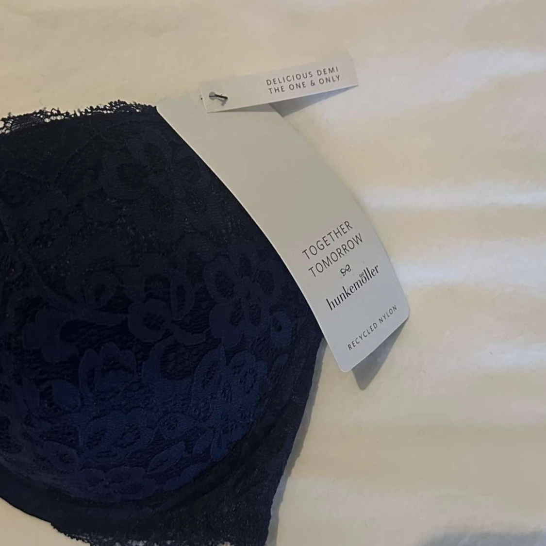 Mörkblå spets-bh från Hunkemöller - 91