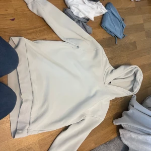 Beige hoodie - Säljer en stilren beige hoodie med klassisk design. Perfekt för en avslappnad look. Den har en bekväm passform och en praktisk huva.