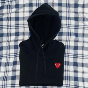 Comme Des Garçons Hoodie - Skick: 9/10, inga defekrer och fin | Äkta såklart | Är storlek S men kan passa XS, jag är 170 och den sitter bra men passar både lite längre och kortare | Pris kan diskuteras!