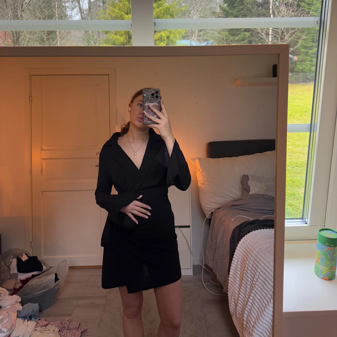 Svart omlottklänning