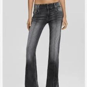 Lågmidjade bootcut jeans  - Från bershka i 32, superbra skick och är helt slutsålda 