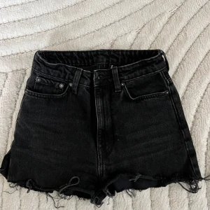 Shorts weekday  - Avklippta jeans från weekday 