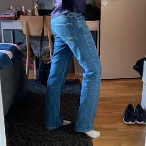 Låg midjade jeans  - Snygga lågmidjade blå jeans med straight/baggy stil. Original priset är 599kr. Midjemåttet är 38cm och innerbenslängden 77cm