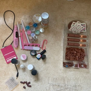 Nagelkit - Lite smått och gott bland annat 2 geléer, en el fil, lim, tippar, penslar och massa snygga glitter och andra nagel klistermärken. Pris går att diskutera!!