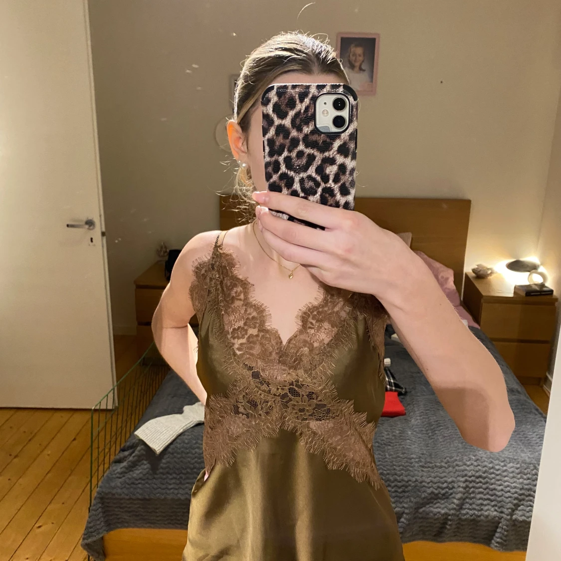 Brun linne med spetsdetaljer - 91