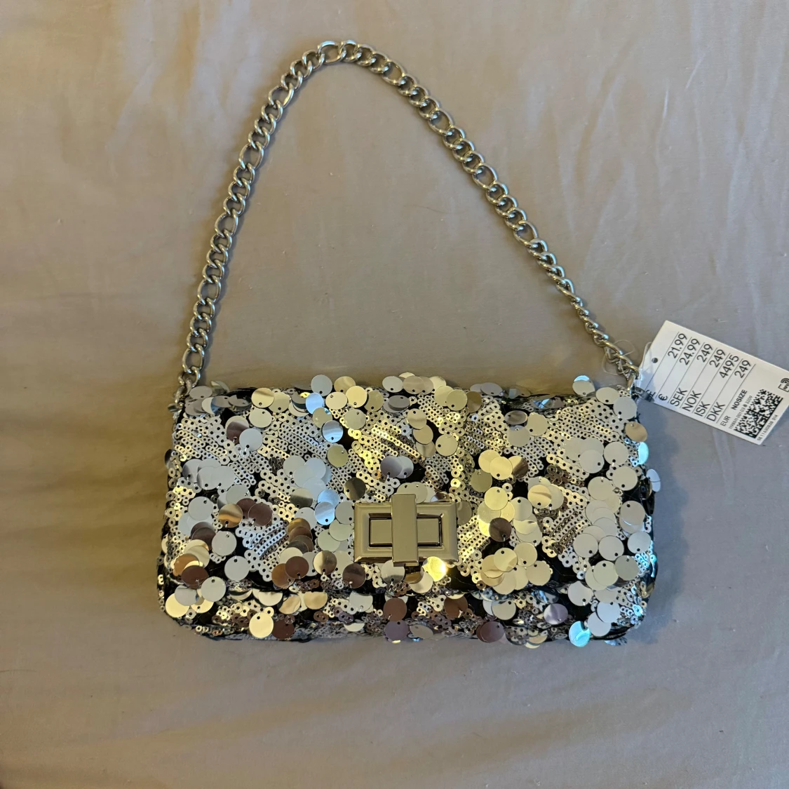 Silverfärgad axelväska med paljetter