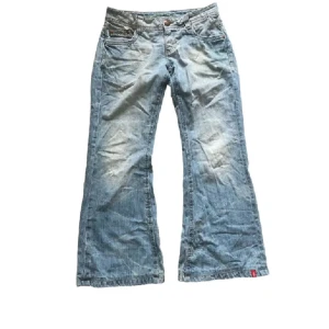 Lowwaist jeans från  esprit - Snygga ljusblå lågmidjade jeans från esprit med en avslappnad bootcut-stil. De har en snygg vintage design och wash och riktigt fina fickor! Waist 38, säljer då de inte passade mig i midjan men bra i längd och är 166cm. Priset går att diskutera! 