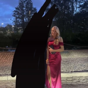 Balklänning  - Säljer nu min balklänning, superfin röd men med en fläck ( bild 5) på baksidan av klänningen långt ner, så det är inget man tänker på eftersom den inte är synlig❤️ skriv om ni har några frågor🥰 Den är köpt på plick/vinted sen innan.