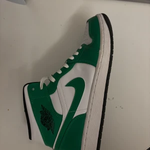 Air Jordan 1 mid lucky green - Använda en gång, köpta i New York, original pris 2400