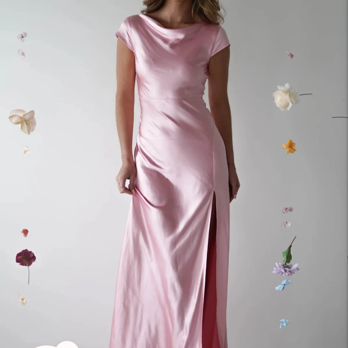 Rosa sidenklänning med slits