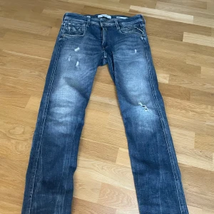 Blå jeans med slitningar - Ett par riktigt snygga jeans med lite slitningar i storlek 30/32 Använda bara ett par gånger Skick:8/10 