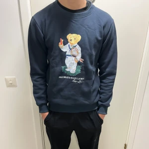 Ralph Lauren tröja  - Säljer min fina Ralph lauren tröja i storlek M. Modellen är 180 ungefär och den passar bra. Den har inga defekter. Skriv om du har några frågor:)