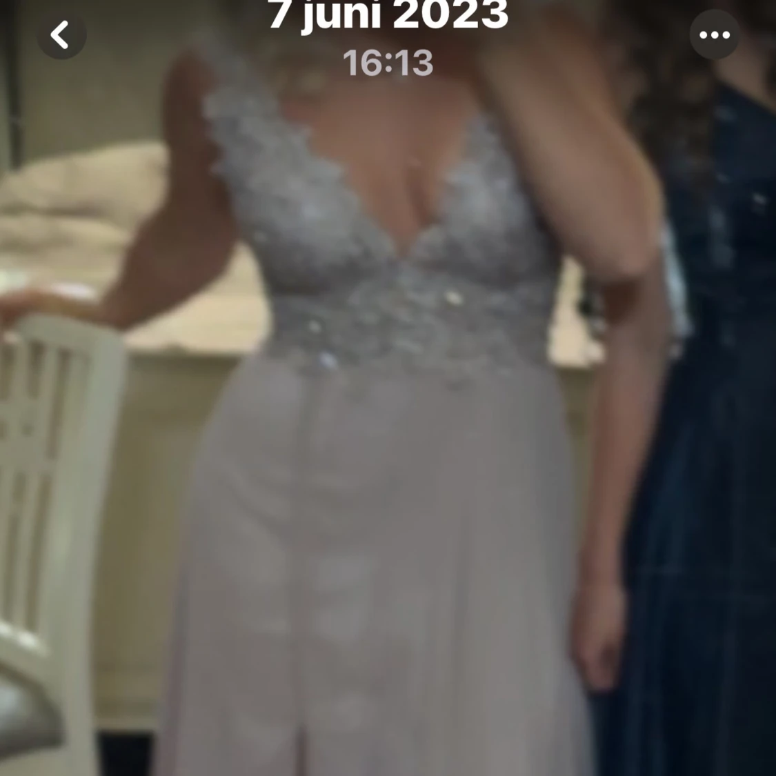 Ljusrosa långklänning med spetsdetaljer - 90