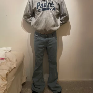 Blå bootcut jeans - Snygga blå bootcut jeans med klassisk femficksdesign. Skitnajs flare. Dom är w34 och l34. 