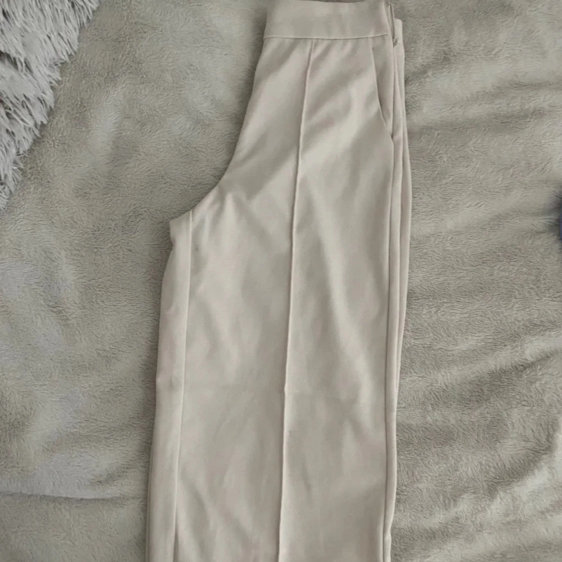 Vita kostymbyxor från ONLY✨
