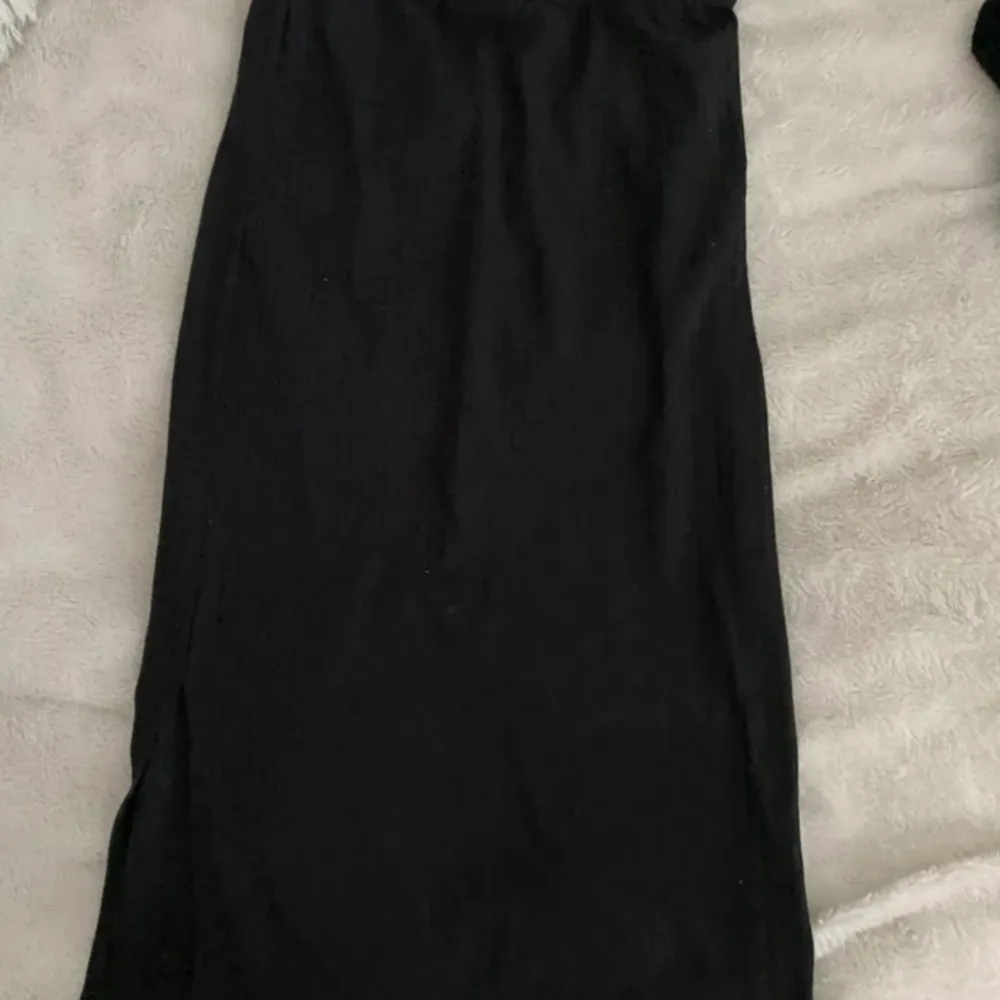 Säljer just nu denna otroligt sköna långkjol från Piecies tror det är H&M. Använd fåtal gånger!💞. Hameet.