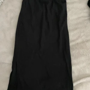 Svart ribbad kjol - Säljer just nu denna otroligt sköna långkjol från Piecies tror det är H&M. Använd fåtal gånger!💞