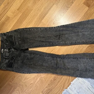 Svarta bootcut jeans - Snygga gråa bootcut lågmidjade jeans.  Jättefina, från Nelly. 