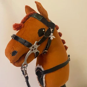 Handsydd fin käpphäst tillsalu  - Charmig käpphäst tillsalu. Fint skick och köpt över 500 kr. Perfekt för lek och äventyr i trädgården eller parken.