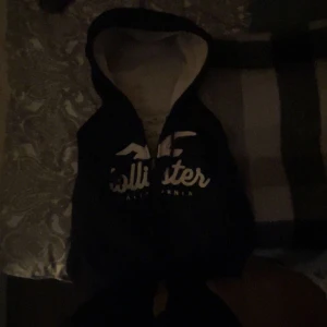 Mörkblå hoodie från Hollister - Jätte snygg zip-tröja från hollister!!!Kommer inte riktigt till användning så därför lägger jag ut till intressekoll🤍Skit snygg till jeans och perfekt till vintern. Sista bilden är lånad, men den tröjan är storlek M!