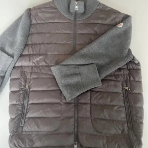 Moncler Cardigan - Hej, här säljer jag en Moncler Cardigan i Storlek L (Är mer som en M). Jag har använt denna i ungefär ett år så amå tecken på användning finns. Men i allmänhet har skicket hållt sig fantastiskt så en bra deal kan vi säga att detta är. Hör av dig vid eventuella frågor eller prosförslag!