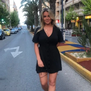 Klänning från Zara - Säljer en snygg svart klänning från Zara i bra skick. Klänningen har en normal passform och är superbekväm att bära.