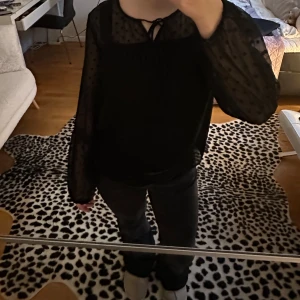 Svart blus vero moda  - Sååå söt svart blus köpt på salt, märke Vero Moda. Kommer inte till användning. 🩷 Fri frakt!! 🩷🩷
