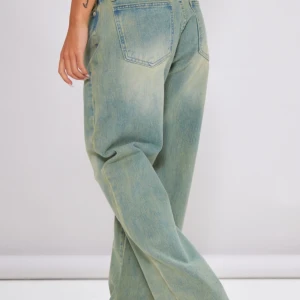 Ljusblå jeansbyxor - Snygga ljusblå jeansbyxor med en avslappnad passform. Byxorna har en klassisk femficksdesign och är perfekta för en casual look men även kunna klä uppz De ha en rak och vid stil.