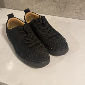 Christian Louboutin - Hej säljer nu mina Christian Louboutin då dom inte kommer te användning längre dom är i bra skick o inte så slitna. Storlek 41 men passar även 42 skriv vid mer frågor 
