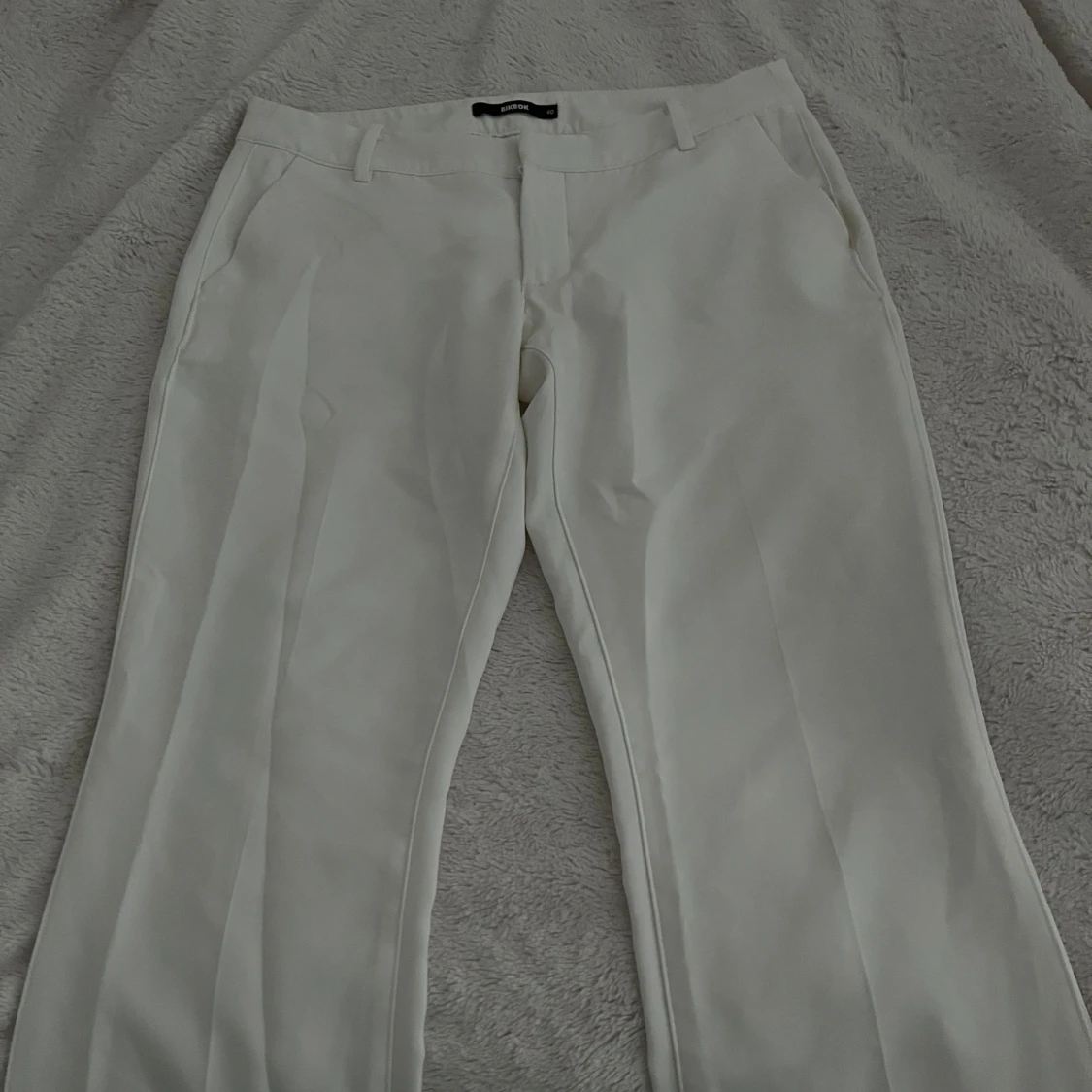 Vita kostymbyxor från BikBok