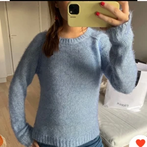 Ljusblå stickad tröja - Säljer en supermysig ljusblå stickad tröja i jättefint skick. Bilderna är lånade man kan skicka egna. Perfekt för höst och vinter!