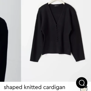 Kofta Gina Tricot  - shaped knitted cardigan i strl Xs från Gina Tricot, endast använd 1 gång under en kort stund! Helt slutsåld på hemsidan 🖤