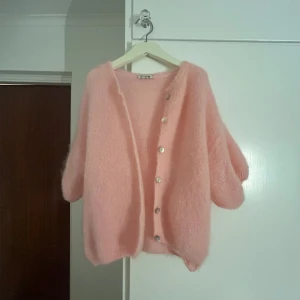 Rosa kofta med knappar - Superfin rosa kofta som tyvärr inte kommer till använda 